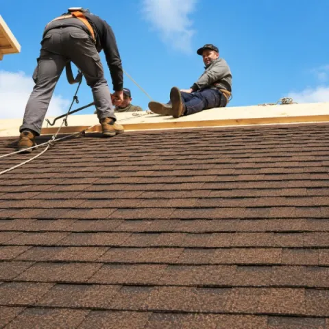 Artisan couvreur Cubnezais réalisant la pose d'une toiture en tuiles