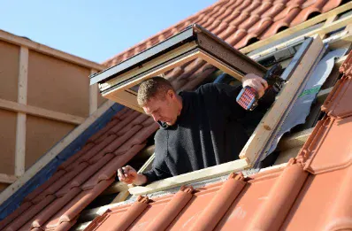 Pose de fenêtre de toit et velux par un couvreur à Cubnezais